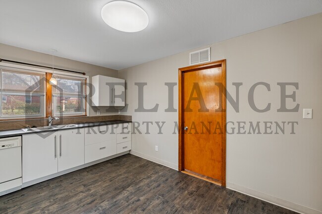 Building Photo - 1720 S Windsor Rd