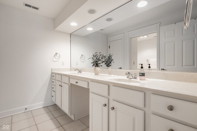 Building Photo - 8651 Jaffa Ct Dr E