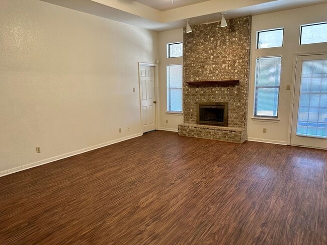 Building Photo - 4914 Peppermill Hollow - Call LONGHORN PRO...