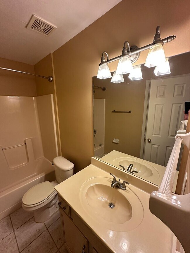 Building Photo - Beautiful 3br/2.5ba home in Harbor Town! B...