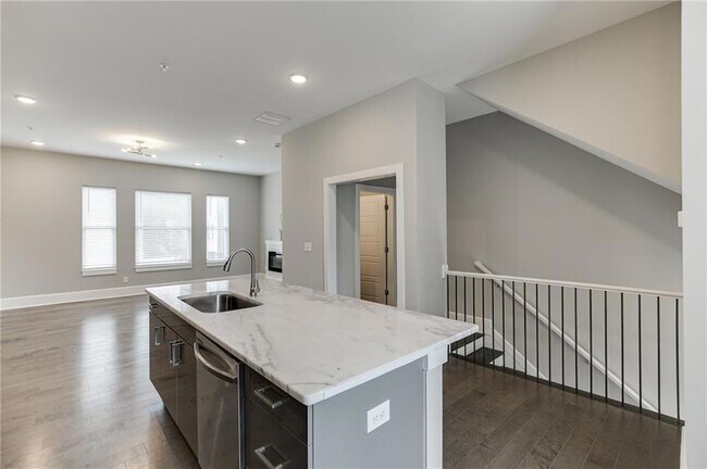 Building Photo - 456 Parkway Dr NE