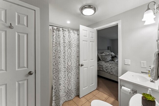 Building Photo - 18 Westcliff Dr