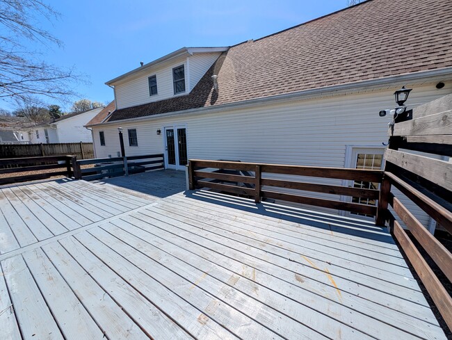 Building Photo - 124 Green Vale Dr