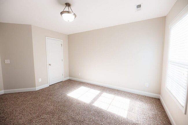 Building Photo - Stunning 5 Bedrooms, 4 Baths home in Summerfield with 2 car garage.