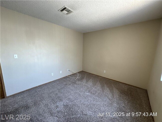 Building Photo - UPSTAIRS 2 BEDROOM UNIT ON THE EASTSIDE!