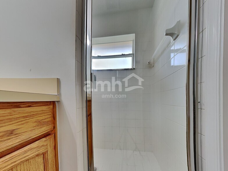 Building Photo - 1009 SW Alcantarra Blvd