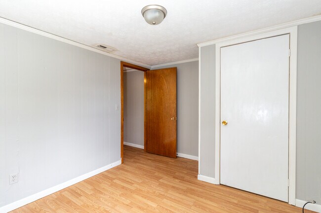 Building Photo - 513 Benton Cir