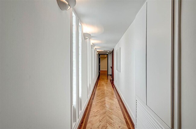 Building Photo - 8986 Chatsworth Dr