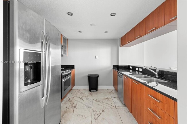 Building Photo - 1800 N Bayshore Dr