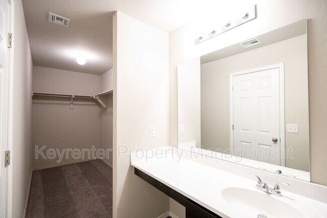 Building Photo - 1317 S Silver Dr