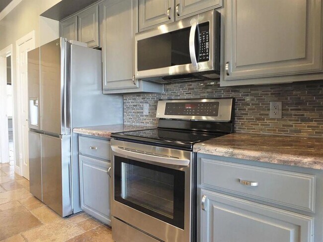 Building Photo - 1713 Clubhouse Hill Dr