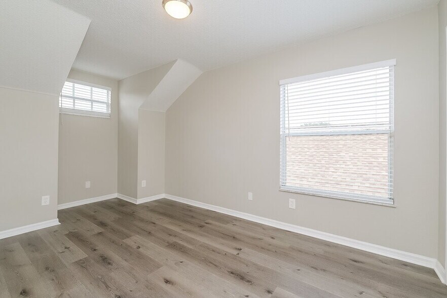 Building Photo - 6032 Pointe Pleasant Blvd