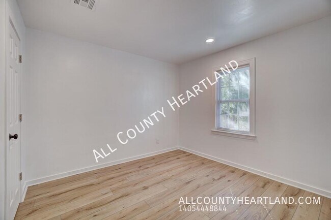 Building Photo - 208 W Kittyhawk Dr