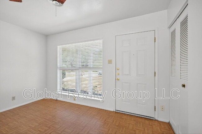 Building Photo - 121 Rosewood Dr