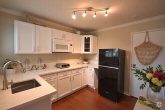 Building Photo - Large Kailua Studio - Utilities Included. ...