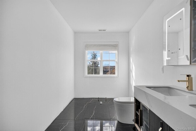 Building Photo - 5 Clearwater Ct