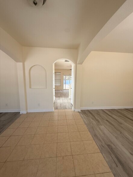 Building Photo - 834 Indianola Ct