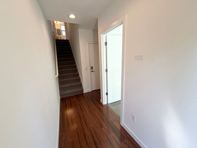 Building Photo - Modern Contemporary Townhome just one block from the Light Rail!