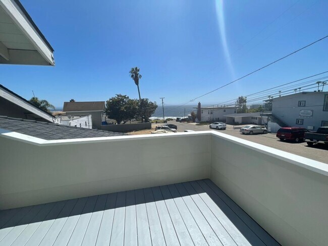 Building Photo - Pismo Duplex