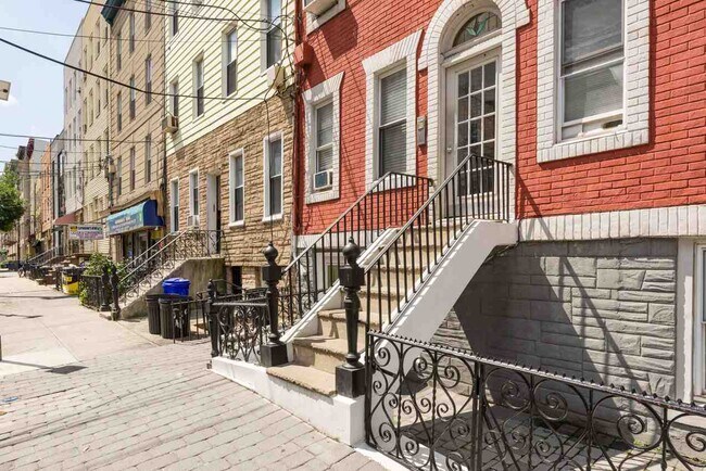 Building Photo - 532 Adams St