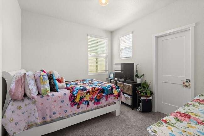 Building Photo - 3 Bed 2.5 Ba 2 Car Garage with solar!