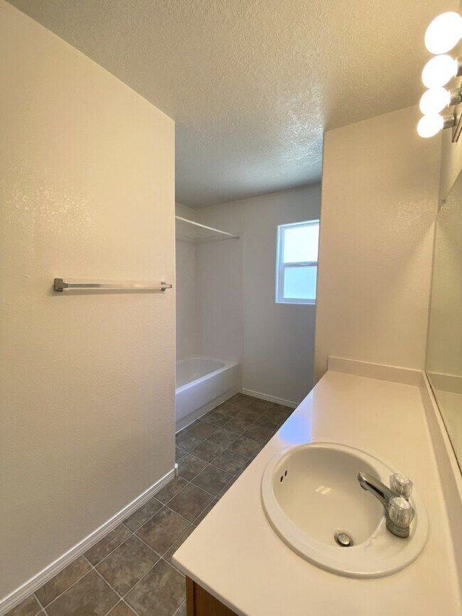 Building Photo - Spacious 3BR/2Bath/2Living - 1 Car Garage