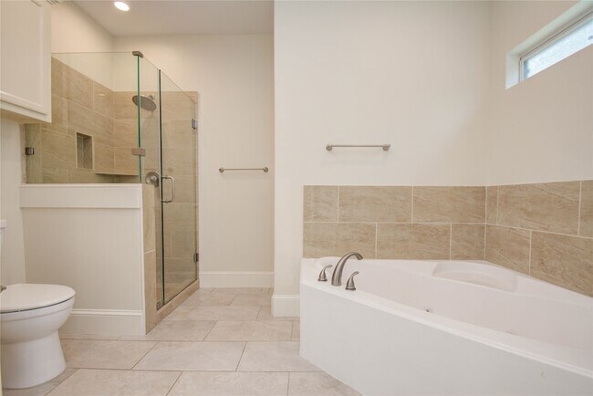 Building Photo - 10572 Twin Oak Dr