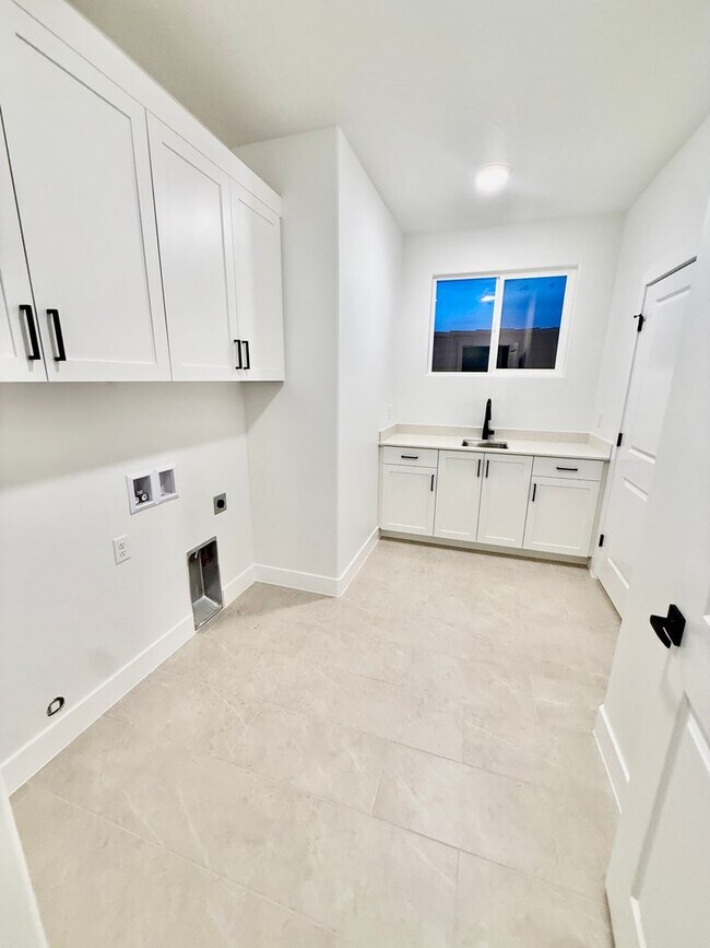 Building Photo - Three Bedroom Home in Desert Canyons