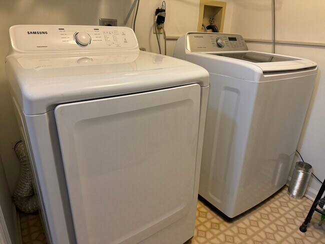 Building Photo - 1303 Golden Pl