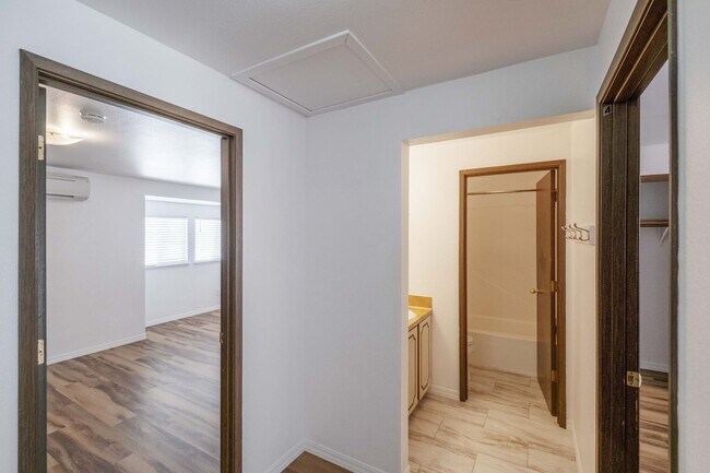 Building Photo - Beautiful 4 Bed, 2 Bath Townhouse with Lots of Closet Space and Laundry In Unit!
