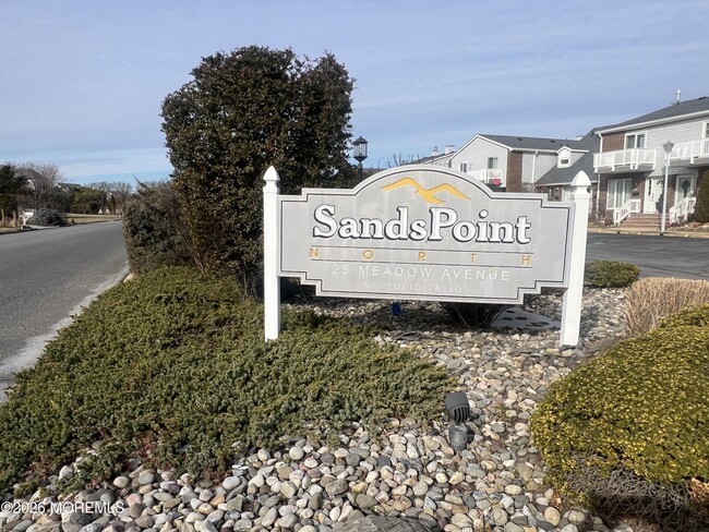 Building Photo - 25 Meadow Ave