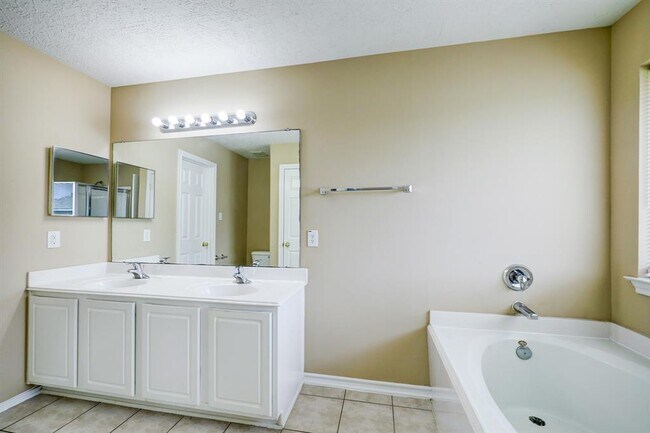 Building Photo - 14306 Mirkwood Ln