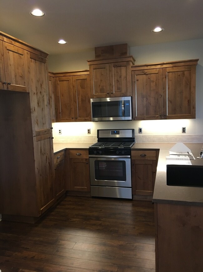 Building Photo - Gorgeous Newer Townhouse in NE Bend