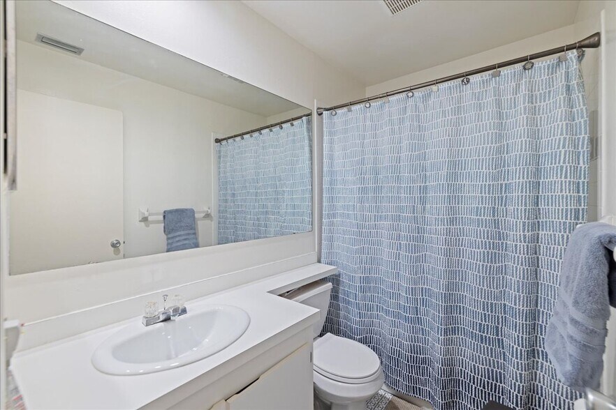 Building Photo - 5276 Cedarbend Dr