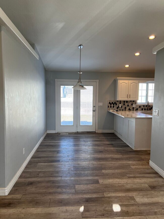 Building Photo - THIS IS A LEASE TAKEOVER - PLEASE CONTACT ...