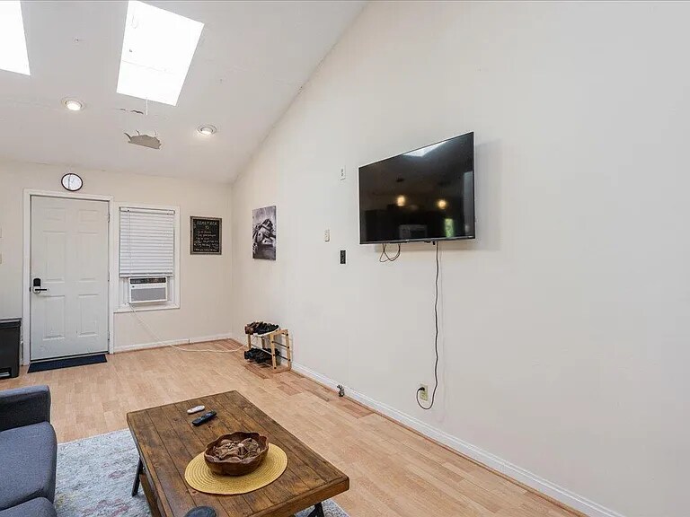 Building Photo - Room in Duplex on Spring St