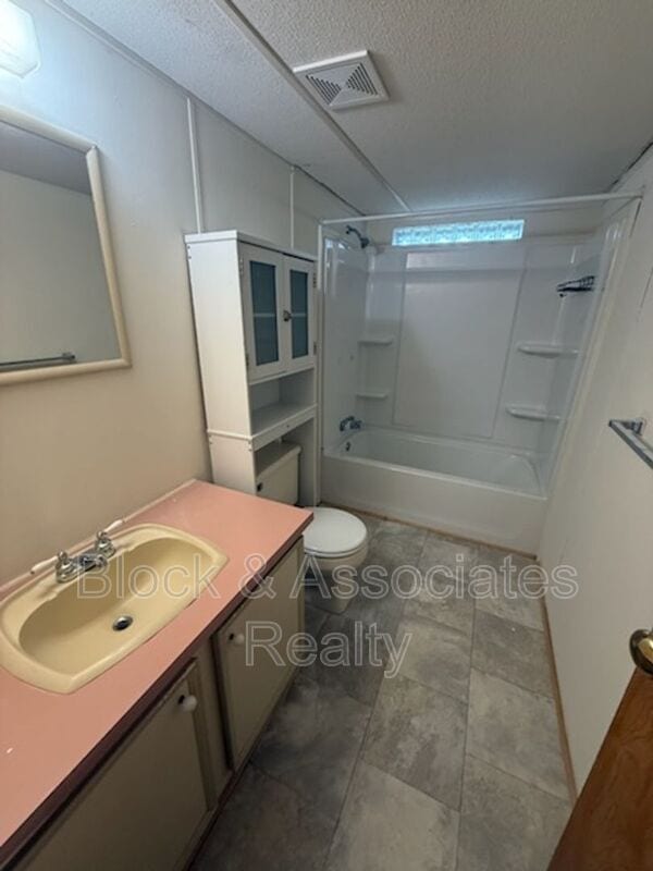 Building Photo - 530 Springdale Dr