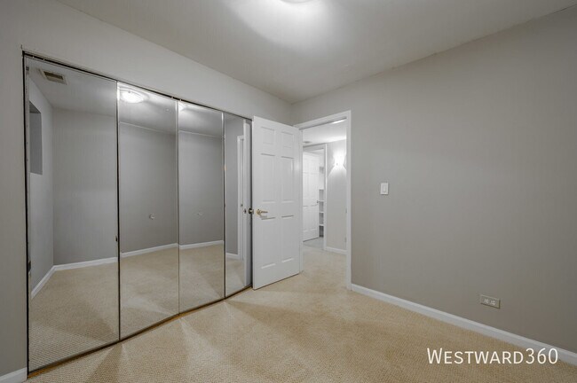 Building Photo - 1017 W Dakin St