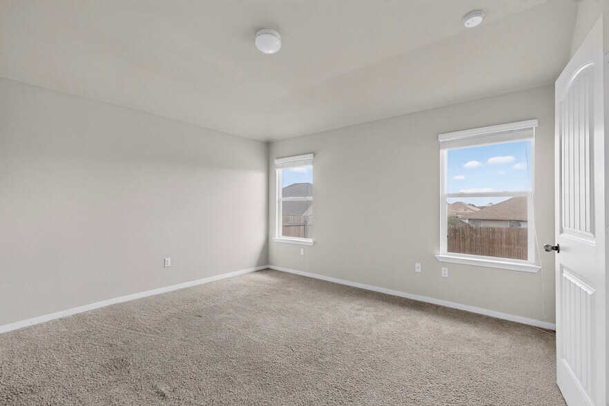 Building Photo - 402 Pentire Way