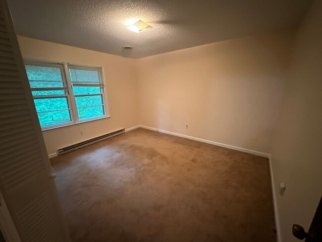 Building Photo - Private, Spacious, Well Maintained 3 Bedro...