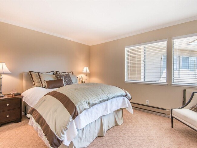 Building Photo - Heart of downtown Los Altos, walk to everything, in a quiet top floor location.