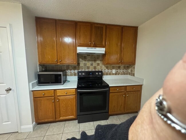 Building Photo - 136 Creek Commons Ave