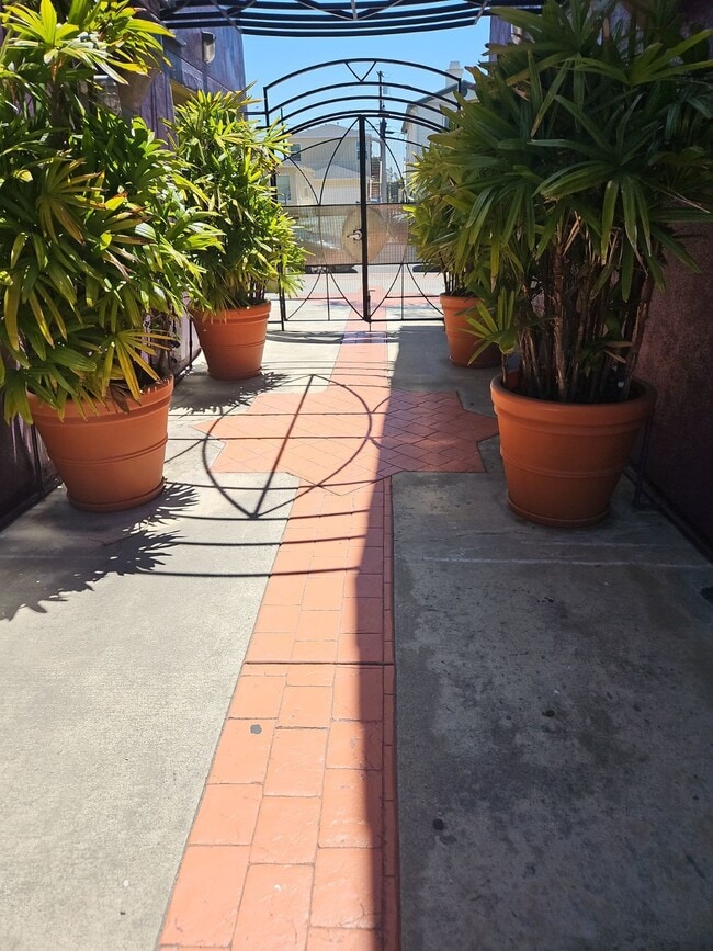 Primary Photo - Beautifully renovated 2 bedroom 2 bath One car parking stall Laundry room onsite Courtyard Gated ...