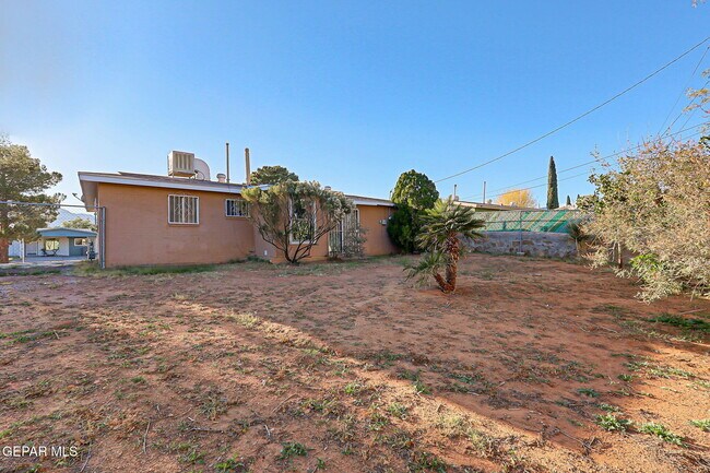 Building Photo - 10068 Oakwood Dr