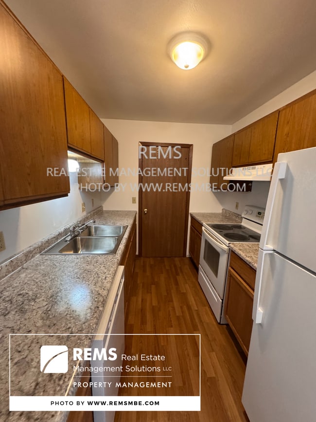 Building Photo - 554 E Slifer St