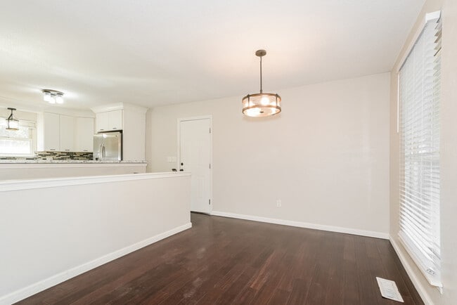 Building Photo - Fantastic 4bd/3ba home! Let yourself in!