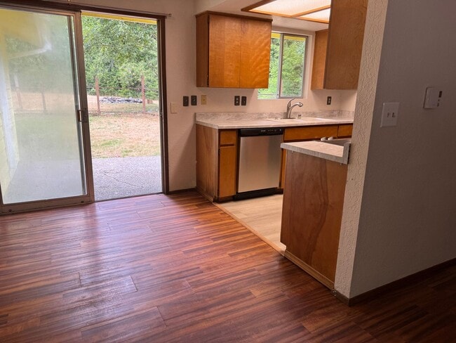 Building Photo - 3 Bed/1 Bath +Garage & Shop, Marblemount