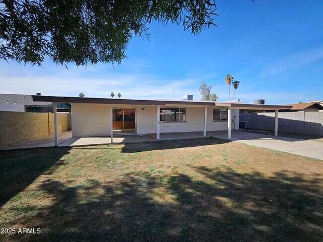 Building Photo - 513 N Apache Dr