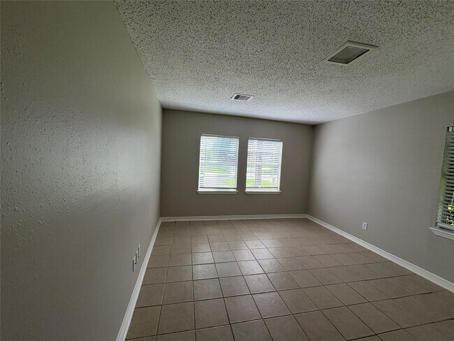 Building Photo - 400 S Poplar St