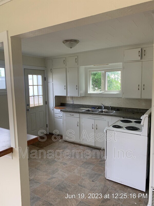 Building Photo - 3412 N Larch St